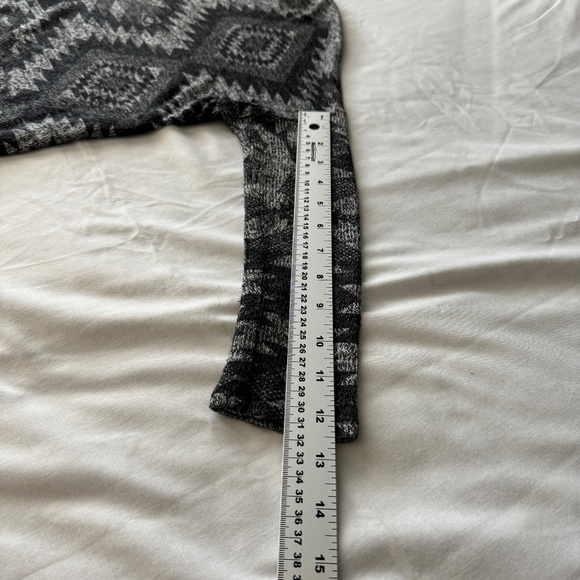 Elegant V-Neck Sweater with Geometric Pattern - Picture 7 of 12